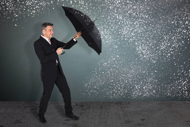 man holding umbrella - Фото, зображення