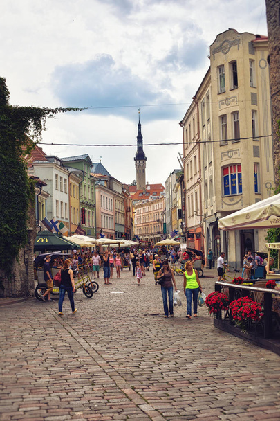 Aziz Nikolaos Kilisesi ile Tallinn sokak - Fotoğraf, Görsel
