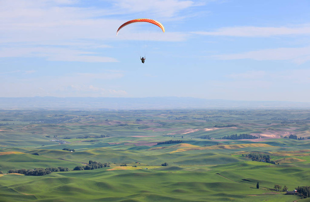 Para glider on rolling hills - Photo, Image