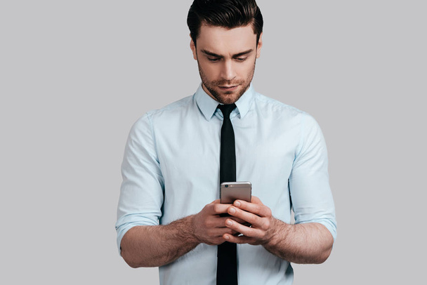 businessman typing message in smartphone - Fotografie, Obrázek