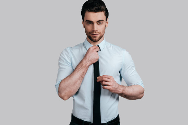 young businessman adjusting tie - Foto, Imagen