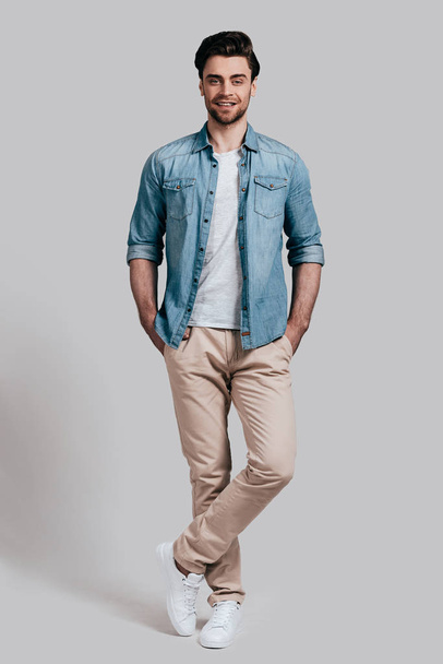 handsome young man in casual wear - Foto, imagen