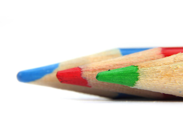 緑、赤、青の色鉛筆のショットを閉じる - 写真・画像