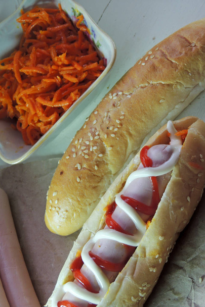 Hot dog z sosem - Zdjęcie, obraz