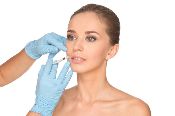 Houkutteleva nuori nainen saa kosmeettinen injektio botox, eristää
 - Valokuva, kuva