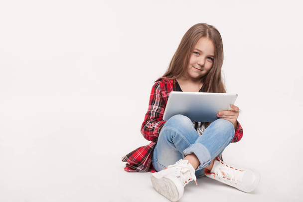 little student girl with tablet pc - Foto, afbeelding