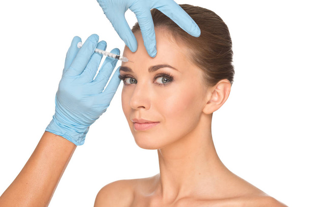 Mujer joven atractiva recibe inyección cosmética de botox, aislar
 - Foto, imagen