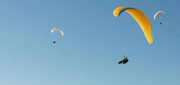 Grupo de vuelo en parapente
 - Foto, imagen