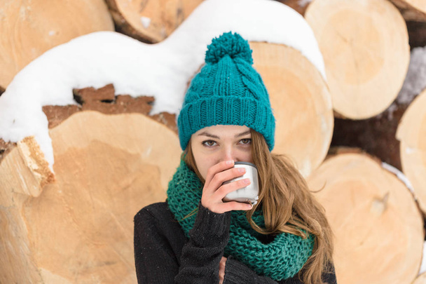 soğuk kış aylarında çay içme kız - Fotoğraf, Görsel
