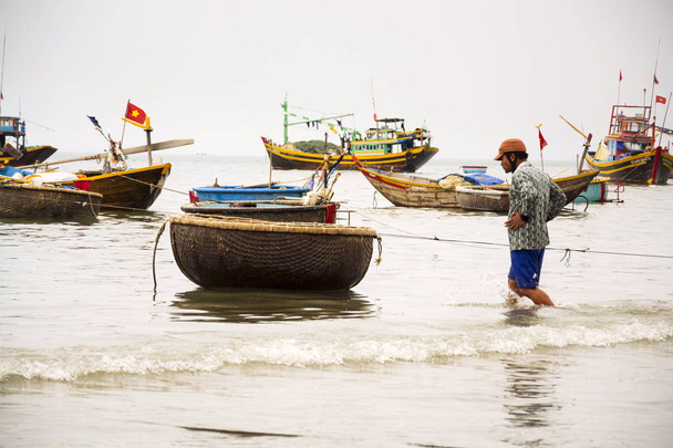 2012 年 2 月 7 日ムイネー、ベトナムのカラフルな漁船と漁師. - 写真・画像