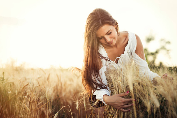woman in wheat meadow - Fotografie, Obrázek