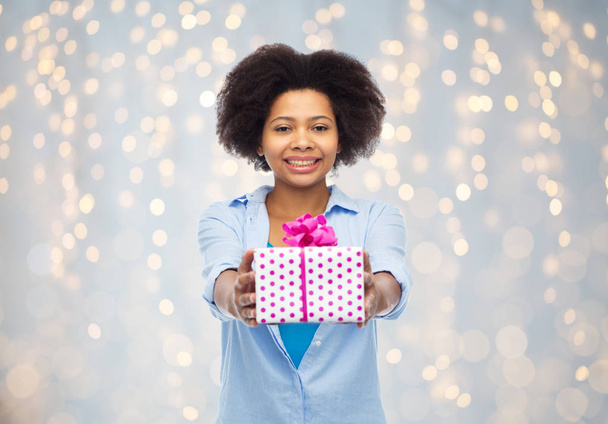 happy african woman with birthday gift box - Foto, imagen
