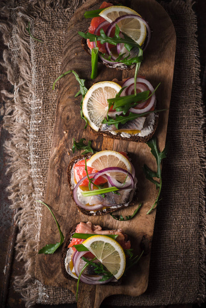 Лосось, сельдь, лук и лимон на хлеб
 - Фото, изображение
