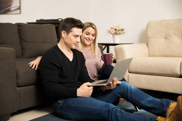 Couple using a laptop  - Foto, imagen