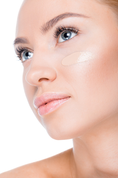 vrouw met Stichting crème op gezicht - Foto, afbeelding