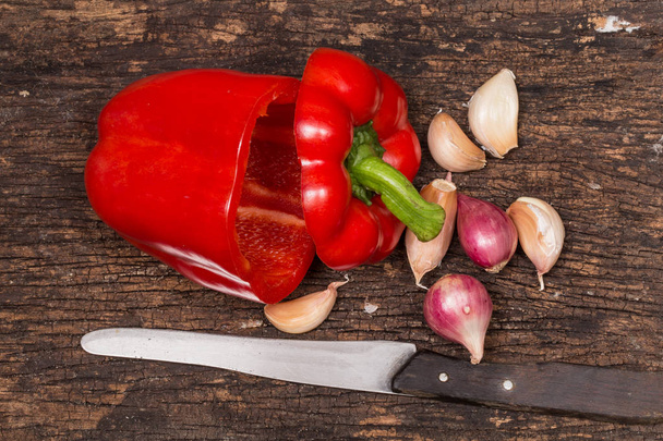 Chili-paprika, gesneden met knoflook warm voedselingrediënt in houten keuken - Foto, afbeelding