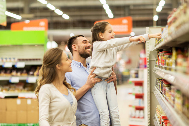 happy family buying food at grocery store - Φωτογραφία, εικόνα