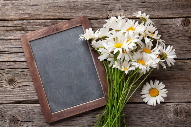 Yazı tahtası ve papatya çiçekler - Fotoğraf, Görsel