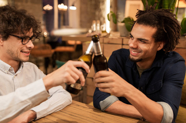 šťastné kamarády pít pivo na bar či hospodu - Fotografie, Obrázek