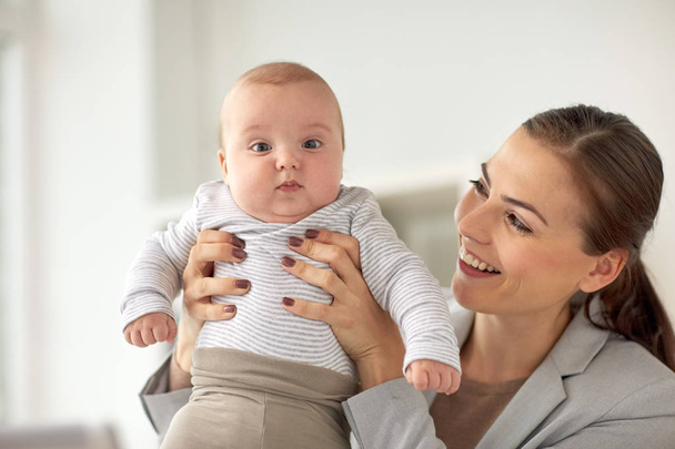 feliz mujer de negocios con el bebé en la oficina
 - Foto, Imagen
