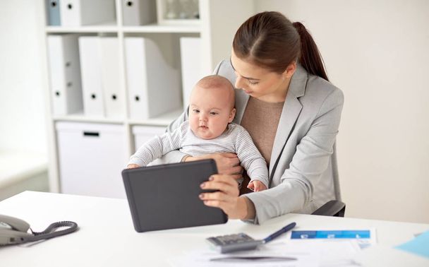 businesswoman with baby and tablet pc at office - Foto, Imagem