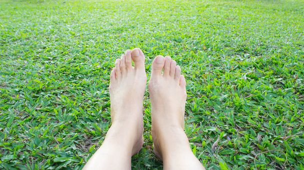 Descalzo en la hierba Siéntase libre de relajarse
 - Foto, Imagen
