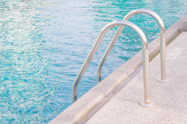 Merdiven havuzu havuzda daha kolaylık sağlamak için. - Fotoğraf, Görsel