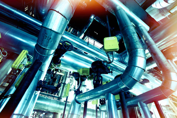 Zona industrial, tuberías de acero y cables en tonos azules - Foto, Imagen