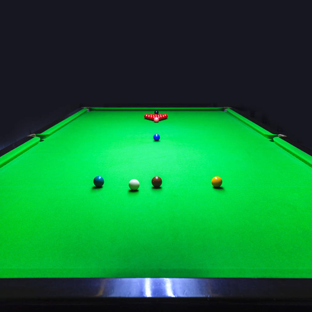 Snookerball auf Snookertisch  - Foto, Bild