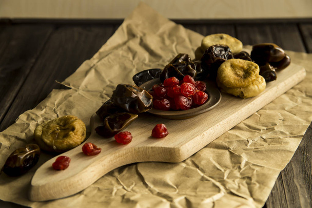 frutas secas en la plancha de la cocina - dátiles, higos y cerezas secas
 - Foto, Imagen