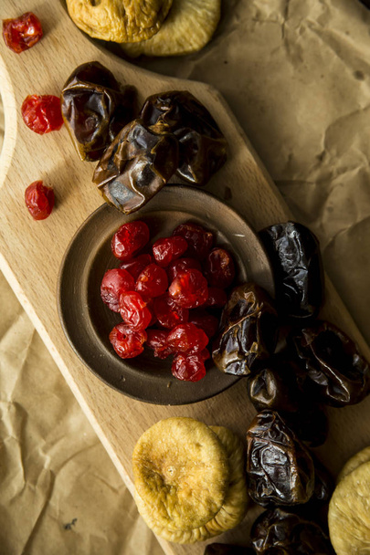 fruits secs sur la planche de cuisine - dattes, figues et cerises séchées
 - Photo, image