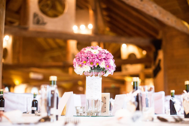 Decoración de la boda de flores en la mesa
 - Foto, Imagen