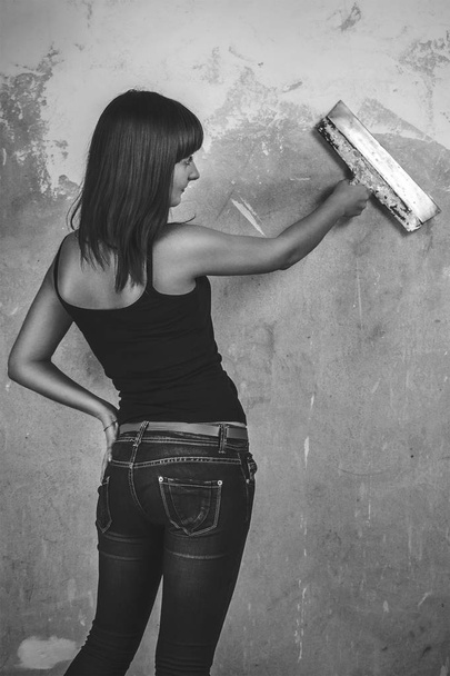 young girl holding spatula over grunge background - Foto, immagini