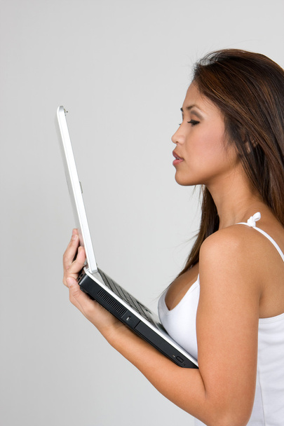 Seksikäs nuori nainen katselu kannettava tietokone
 - Valokuva, kuva