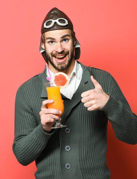 bearded pilot with cocktail in glass - Φωτογραφία, εικόνα