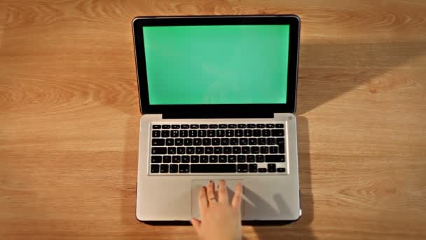 Felülnézet lányok kezében laptop, billentyűzetfókusz touchpad és a billentyűzet segítségével - Felvétel, videó