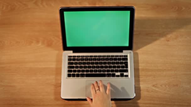 Девушки верхнего вида руки с помощью тачпада и клавиатуры на ноутбуке, запястный фокус
 - Кадры, видео