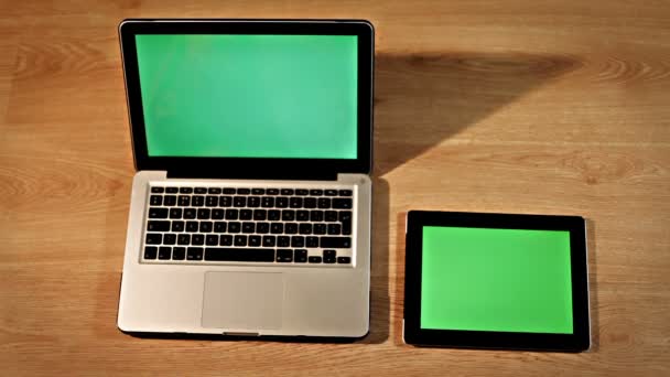 ノート パソコンやタブレットの画面にタッチパッドを使用して平面図女性手 - 映像、動画