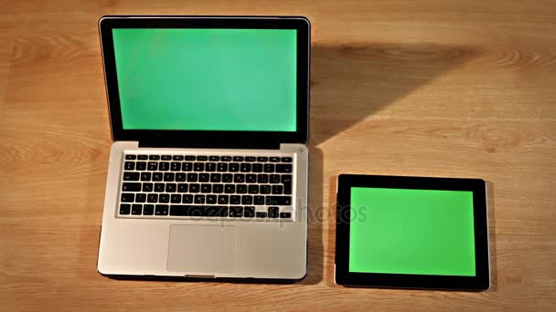 Widok z góry ręka przy użyciu tabletu powiększania zdjęć i laptopa ekran dotykowy - Materiał filmowy, wideo