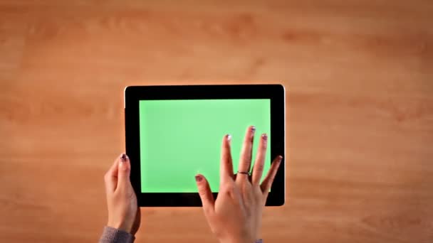 Vista dall'alto mani femminili scorrimento, zoom sulla posizione orizzontale tablet digitale
 - Filmati, video