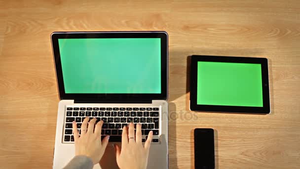 Bovenaanzicht vrouw met laptop in werkruimte met gadgets - Video