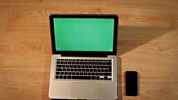 Вид зверху жіночі руки, що з'єднують смартфон з ноутбуком за допомогою кабелю USB
 - Кадри, відео