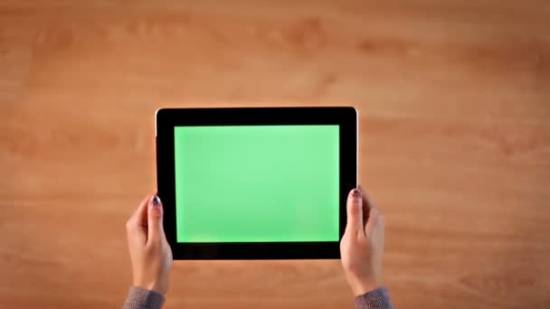 Vista dall'alto mani femminili scorrimento immagini sulla posizione orizzontale tablet digitale
 - Filmati, video
