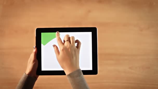 Женские руки с видом сверху рисуют цветную клавишу на цифровом планшете
 - Кадры, видео
