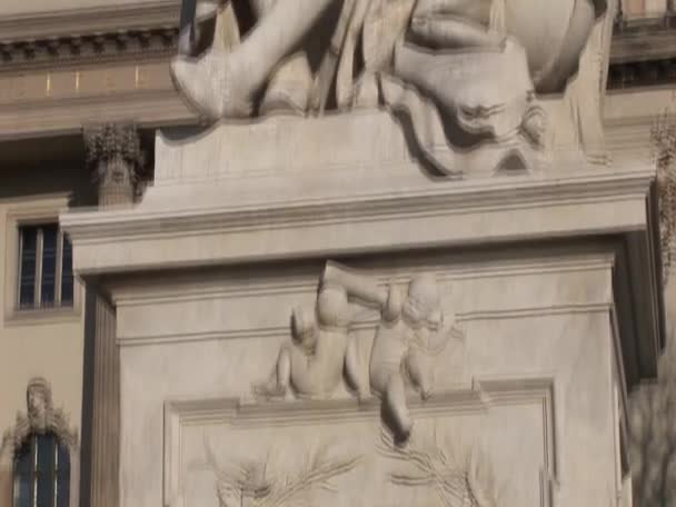 Alexander von Humboldt-Statue vor der Humboldt-Universität in Berlin - Filmmaterial, Video