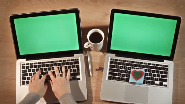 Pohled shora žena pracovat, muž dostává Valentýnské kartu ponechána na laptop - Záběry, video