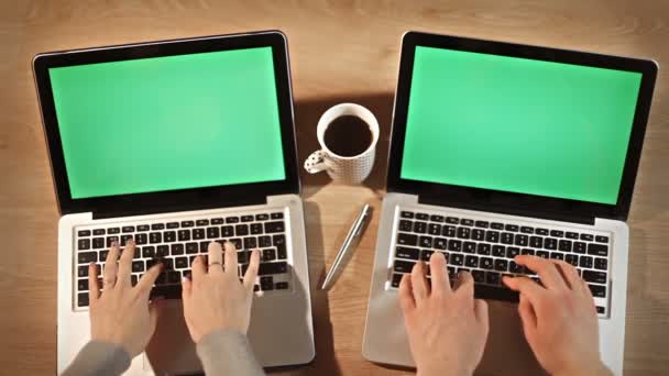 Το Top view θηλυκό και το αρσενικό που χρησιμοποιούν φορητούς υπολογιστές σε coworking γραφείο - Πλάνα, βίντεο
