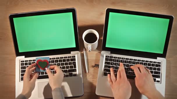 Männchen arbeitet, Weibchen erhält Valentinskarte auf Laptop gelassen - Filmmaterial, Video