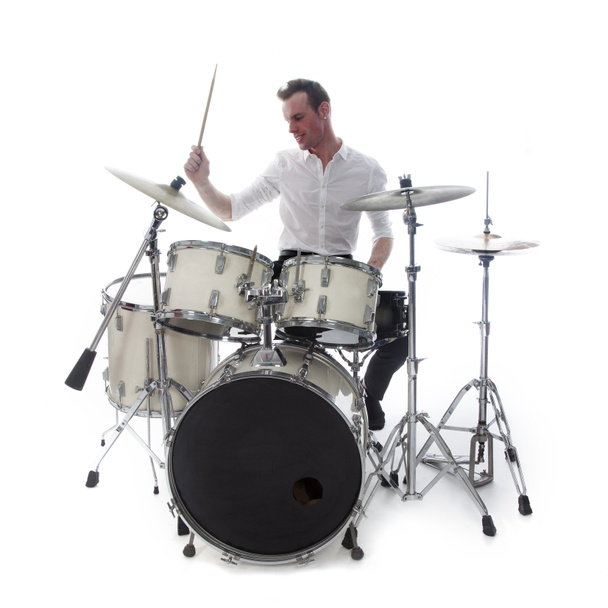 batterista dietro drum set indossa camicia bianca e suona la batteria
 - Foto, immagini