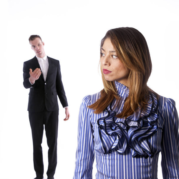 ženské podřízený v myšlení, zatímco muž stojí v poz - Fotografie, Obrázek